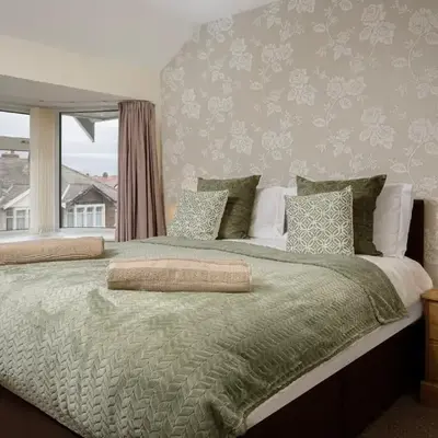 Arnside - Spacious 10-Bedroom Seaside Cottage