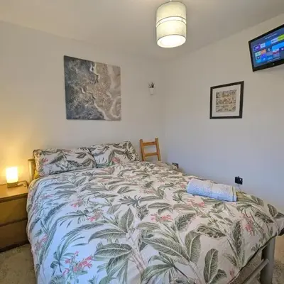 Bright Double Room l Smart TV l 5 Minute Walk from Train Station
