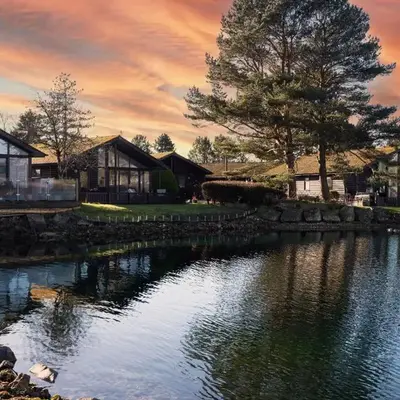 Sandmartin Lodge a lakeshore haven at Pine Lake Resort
