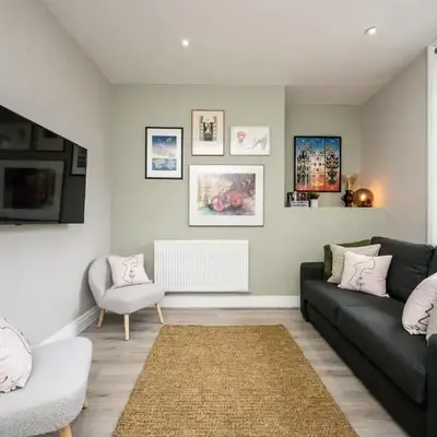 Lennon's Place Central Apartment Sleeps 5!