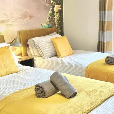Modern 4-bed stay-away-home sleeps 8 in Preston
