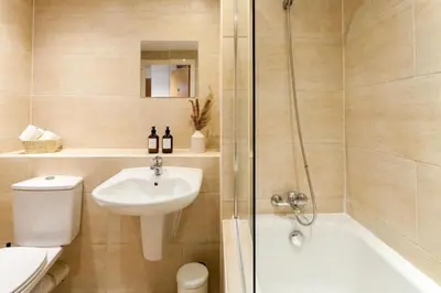 a bathroom with a toilet and a sink and a shower at Prime City Centre Living Large 2 Bed 2 Bath Free Netflix Sleeps 7 in Liverpool