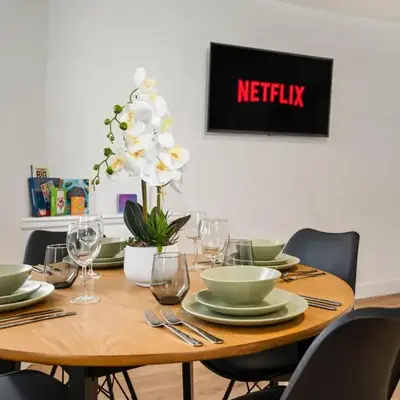 Beautiful 3BR Flat near LFC Stadium - Sleeps 8