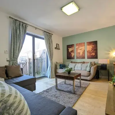 Large 3-Bedrooms House Near Centre Free Parking