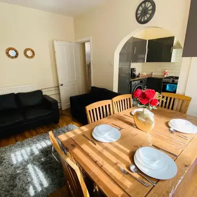 Entire 4 bedroom House - EV POINT & FREE PARKING